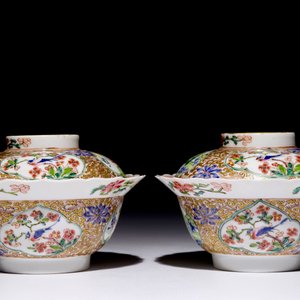 A fine pair of Chinese famille rose bowls and covers, Yongzheng — 照片 2