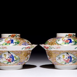 A fine pair of Chinese famille rose bowls and covers, Yongzheng — 照片 3
