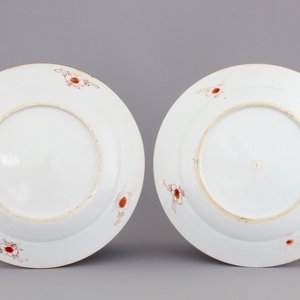 A fine pair of Chinese famille rose export plates, Yongzheng, 1722-1735 — photo 2