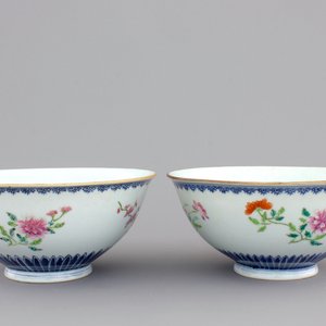 A fine pair of Chinese famille rose floral bowls, Qianlong seal mark and prob. of the period, 18th C. — photo 1