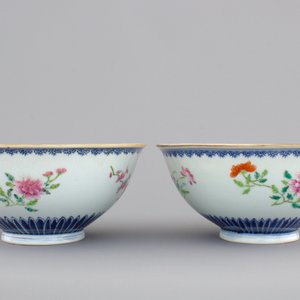 A fine pair of Chinese famille rose floral bowls, Qianlong seal mark and prob. of the period, 18th C. — photo 2