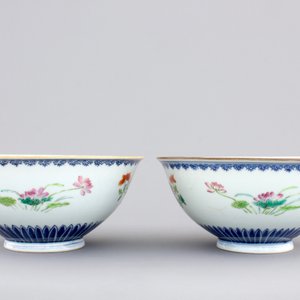 A fine pair of Chinese famille rose floral bowls, Qianlong seal mark and prob. of the period, 18th C. — photo 3