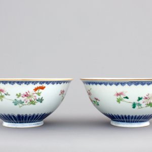 A fine pair of Chinese famille rose floral bowls, Qianlong seal mark and prob. of the period, 18th C. — photo 4