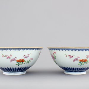 A fine pair of Chinese famille rose floral bowls, Qianlong seal mark and prob. of the period, 18th C. — photo 5