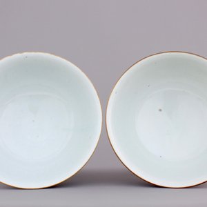 A fine pair of Chinese famille rose floral bowls, Qianlong seal mark and prob. of the period, 18th C. — photo 6
