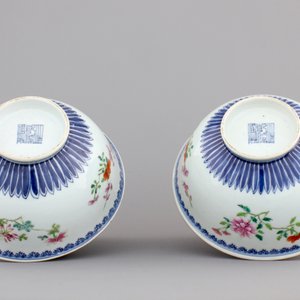 A fine pair of Chinese famille rose floral bowls, Qianlong seal mark and prob. of the period, 18th C. — photo 7