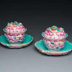 A fine pair of Chinese famille rose 'lotus' bowls and covers on stands, Qianlong — 照片 1