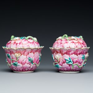A fine pair of Chinese famille rose 'lotus' bowls and covers on stands, Qianlong — 照片 8