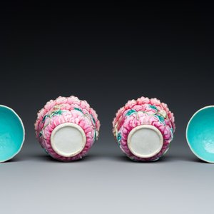 A fine pair of Chinese famille rose 'lotus' bowls and covers on stands, Qianlong — 照片 10