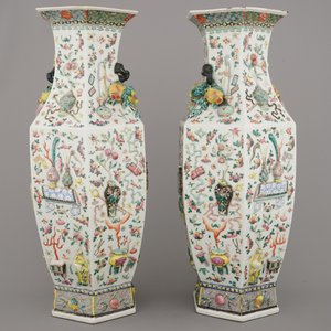 A fine pair of Chinese famille rose relief-decorated hexagonal vases, 19th C. — 照片 3