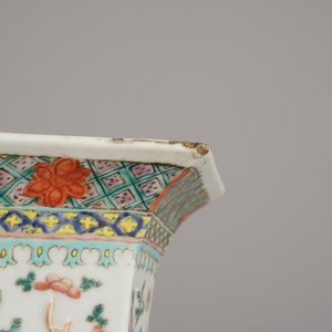 A fine pair of Chinese famille rose relief-decorated hexagonal vases, 19th C. — 照片 7