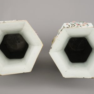 A fine pair of Chinese famille rose relief-decorated hexagonal vases, 19th C. — 照片 8