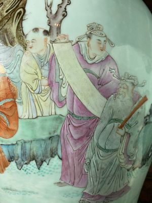 A fine pair of Chinese famille rose vases with a musician playing the qin, Qianlong mark, Republic — 照片 12