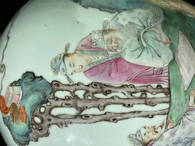 A fine pair of Chinese famille rose vases with a musician playing the qin, Qianlong mark, Republic — 照片 15