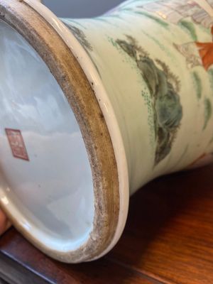 A fine pair of Chinese famille rose vases with a musician playing the qin, Qianlong mark, Republic — 照片 19