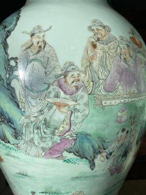 A fine pair of Chinese famille rose vases with a musician playing the qin, Qianlong mark, Republic — 照片 9