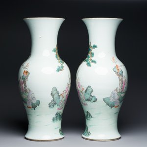 A fine pair of Chinese famille rose vases with a musician playing the qin, Qianlong mark, Republic — 照片 3