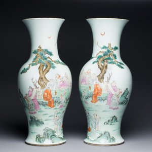 A fine pair of Chinese famille rose vases with a musician playing the qin, Qianlong mark, Republic — 照片 4