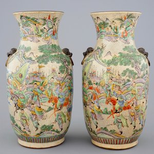 A fine pair of Chinese famille verte crackle glaze vases, Nanking, 19th C. — 照片 1
