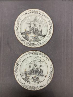 A fine pair of Chinese grisaille 'Crucifixion' plates, Qianlong, ca. 1740-1760 — photo 1