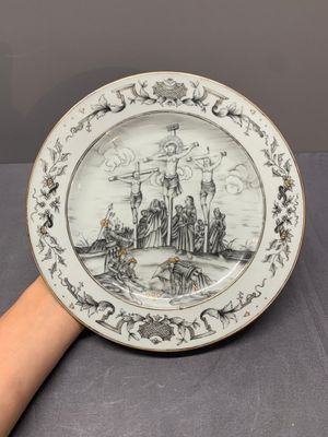 A fine pair of Chinese grisaille 'Crucifixion' plates, Qianlong, ca. 1740-1760 — photo 2