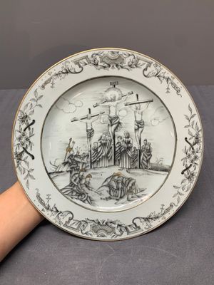 A fine pair of Chinese grisaille 'Crucifixion' plates, Qianlong, ca. 1740-1760 — photo 4