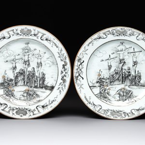 A fine pair of Chinese grisaille 'Crucifixion' plates, Qianlong, ca. 1740-1760 — photo 1