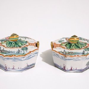 A fine pair of Dutch Delft polychrome petit feu butter tubs with snail-shaped finials, 18th C. — photo 1