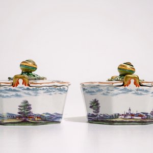 A fine pair of Dutch Delft polychrome petit feu butter tubs with snail-shaped finials, 18th C. — photo 5