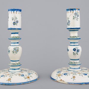 A fine pair of French faience candlesticks, 18th C. — photo 4