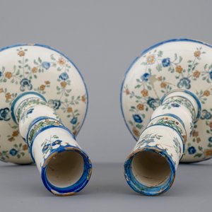 A fine pair of French faience candlesticks, 18th C. — photo 6