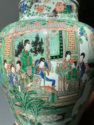 A fine pair of large Chinese famille verte vases and covers, Kangxi — photo 26