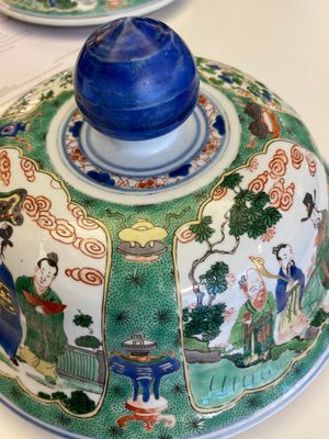 A fine pair of large Chinese famille verte vases and covers, Kangxi — photo 40