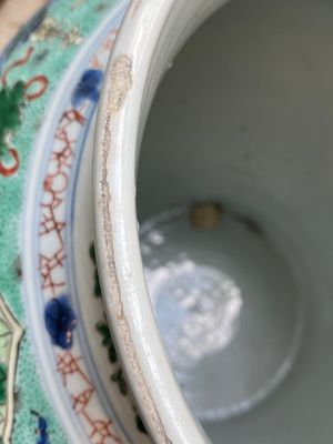 A fine pair of large Chinese famille verte vases and covers, Kangxi — photo 48