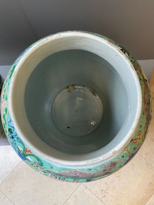 A fine pair of large Chinese famille verte vases and covers, Kangxi — photo 10