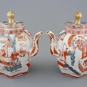 A fine pair of large Chinese Imari style teapots and covers, Kangxi — photo 1