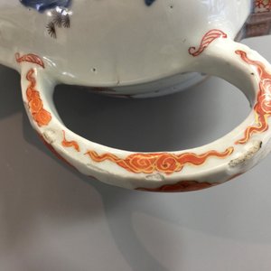 A fine pair of large Chinese Imari style teapots and covers, Kangxi — photo 9