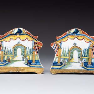 A fine pair of polychrome Dutch Delft 'theater' plaques, 18th C. — 照片 1