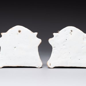 A fine pair of polychrome Dutch Delft 'theater' plaques, 18th C. — 照片 2