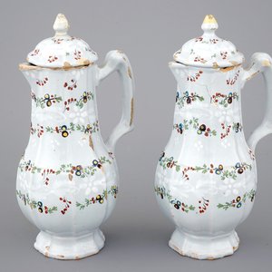 A fine pair of polychrome French faience jugs and cover, 18th C. — 照片 1