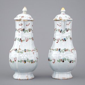 A fine pair of polychrome French faience jugs and cover, 18th C. — 照片 5