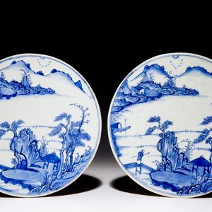 A fine pair of round Chinese blue and white landscape plaques, Kangxi — 照片 1