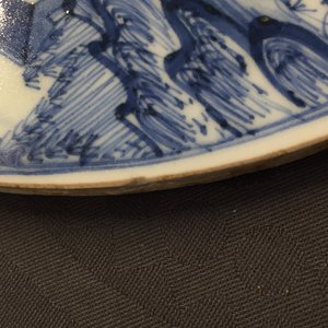 A fine pair of round Chinese blue and white landscape plaques, Kangxi — 照片 3