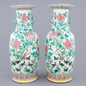 A fine pair of tall Chinese famille rose vases with birds, grapes and flowers, 19th C. — photo 3