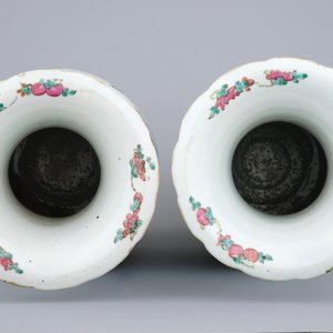 A fine pair of tall Chinese famille rose vases with birds, grapes and flowers, 19th C. — photo 5