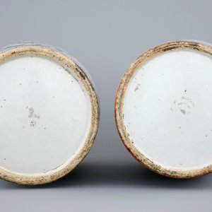 A fine pair of tall Chinese famille rose vases with birds, grapes and flowers, 19th C. — photo 6