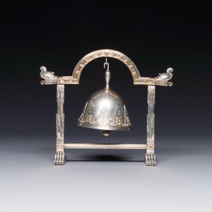A fine parcel-gilt silver table bell or miniature gong, Southeast Asia, early 20th C. — 照片 3
