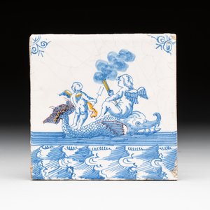 A fine partly polychrome, blue and white Dutch Delft 'sea creature with putti' tile, early 18th C. — photo 1