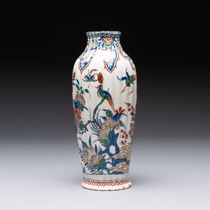 A fine polychrome Dutch Delft cashmere palette ribbed vase with birds among flowering branches, early 18th C. — photo 1