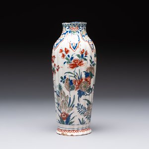 A fine polychrome Dutch Delft cashmere palette ribbed vase with birds among flowering branches, early 18th C. — photo 2